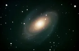 Astrophotograph of the spiral galaxy Messier 81 (Bode's Galaxy).